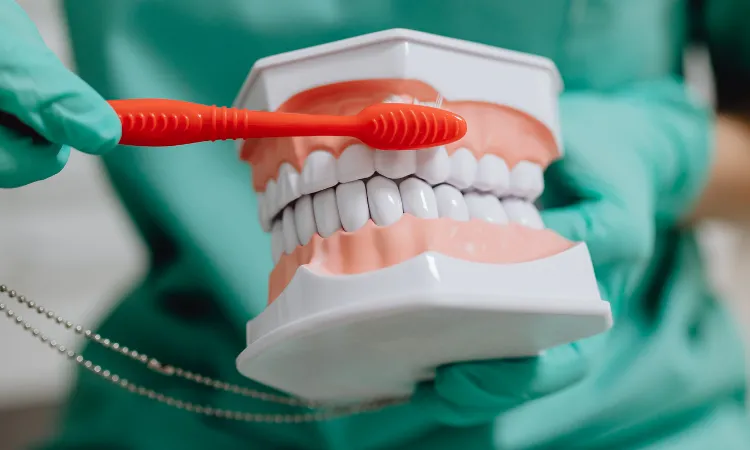 6 Early Warning Signs of Gum Disease